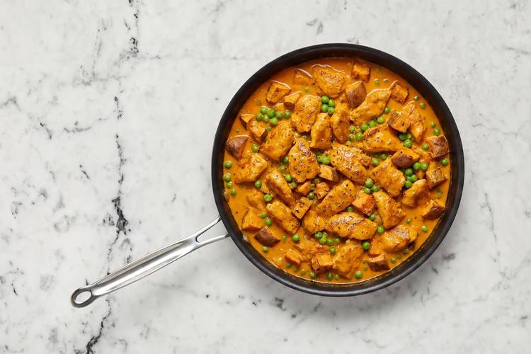 Préparer la sauce et assaisonner le poulet