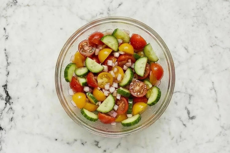 Assembler la salade de tomates anciennes