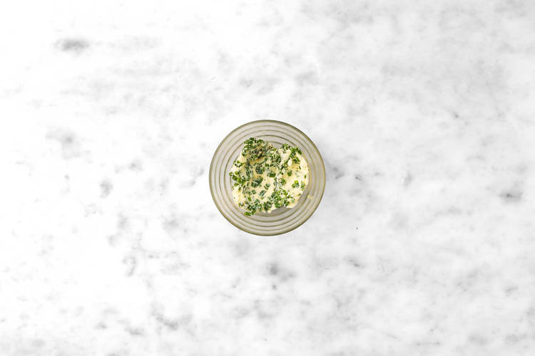 Préparer et mélanger le beurre à la truffe