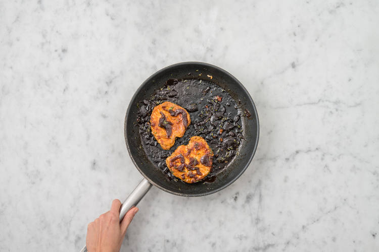 Glaze the halloumi