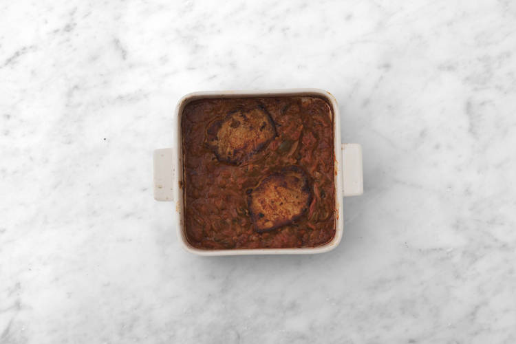 Tillaga kött och sås i ugnen