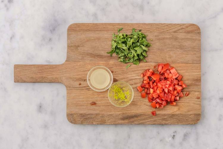 Préparer et mélanger la salsa fresca