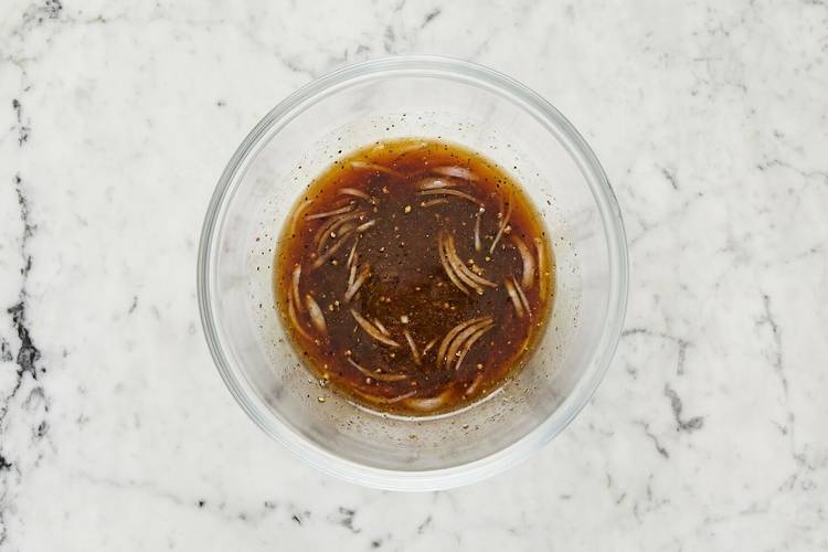 Préparer et mélanger la vinaigrette