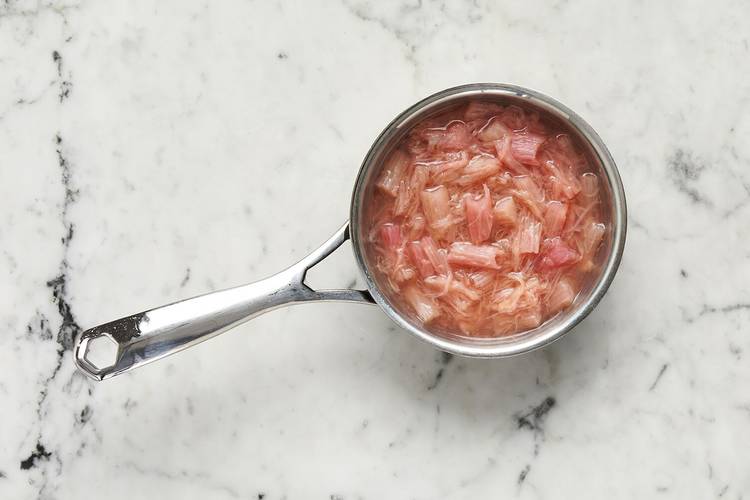 Préparer la compote de rhubarbe et le chou frisé