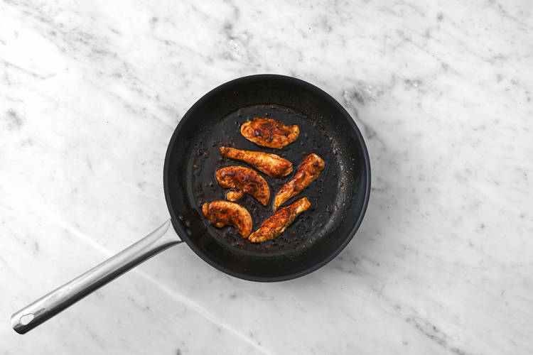 Préparer la sauce et terminer le poulet