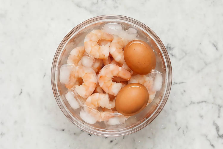 Cuire les œufs et les crevettes