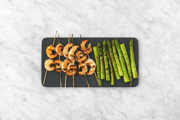 Griller les crevettes et les asperges