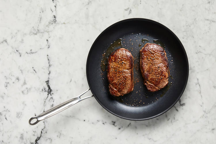 Saisir les steaks