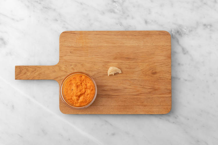 Préparer et mélanger le beurre au pesto