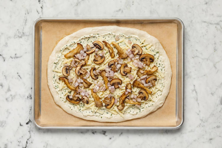 Assembler et cuire la pizza