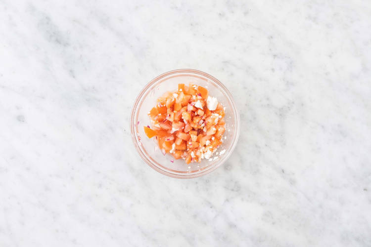 Préparer la salsa de tomates et de feta