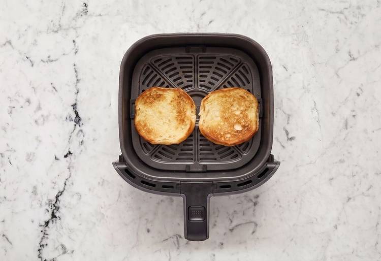 Griller les pains à la friteuse à air
