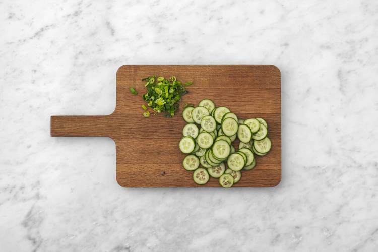 Préparer et assembler la salade de chou