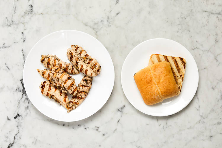 Griller le poulet et le pain ciabatta