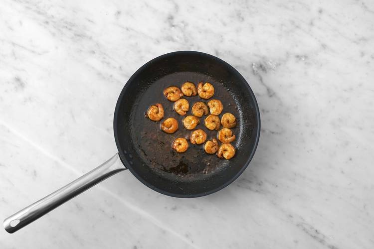 Cuire les crevettes et préparer la sauce