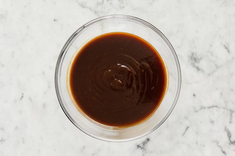 Préparer la sauce et cuire les légumes
