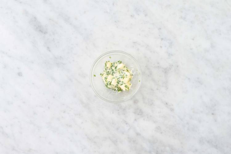 Préparer la purée de patates douces, la crème sure à la ciboulette et le beurre à l’ail