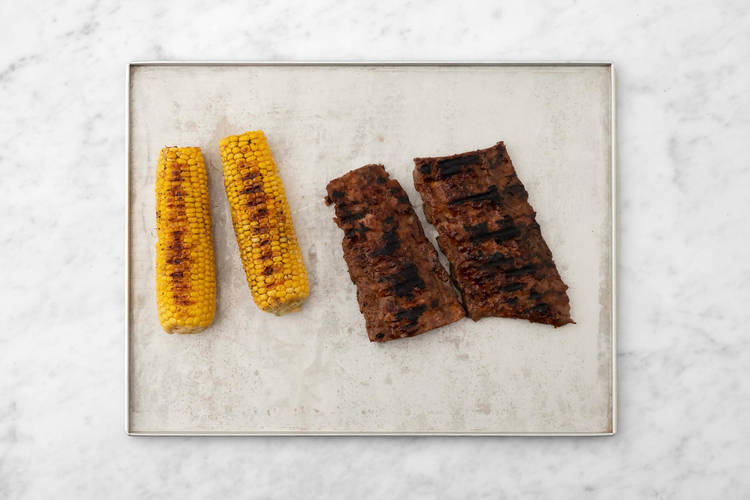 Griller les côtes levées et le maïs