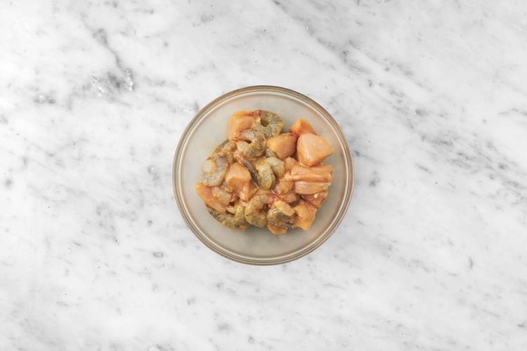 Préparer le poulet et les crevettes