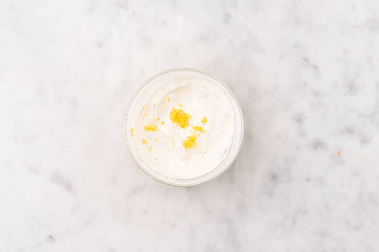 Préparer la sauce et la salade