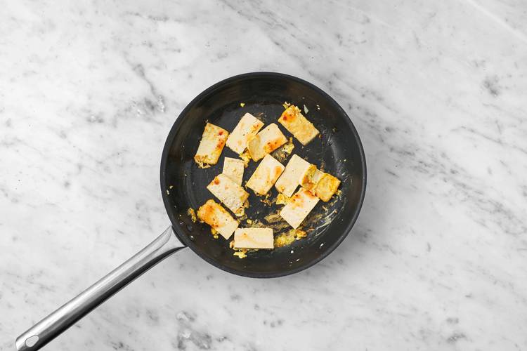 Cuire le tofu enrobé d'œuf.