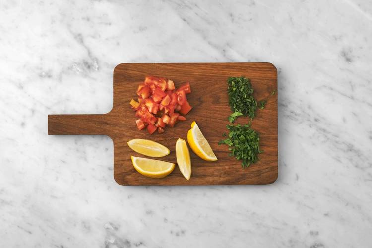 Tomate und Kräuter schneiden
