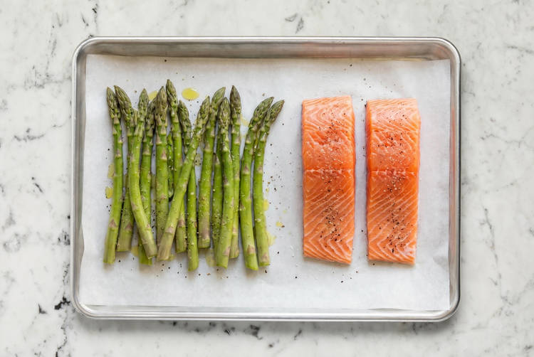 Cuire le saumon et les asperges