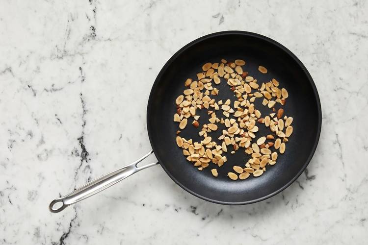 Griller les amandes et cuire le couscous