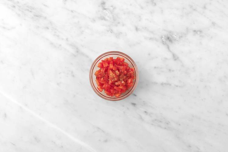 Préparer et mariner les tomates