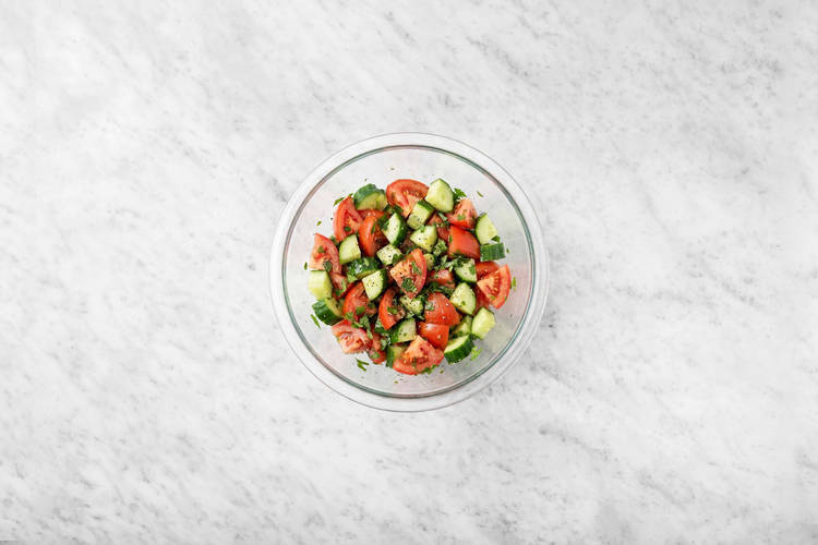 Gör tomatsallad