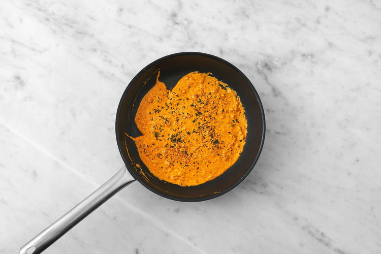 Préparer la sauce rouge au pesto