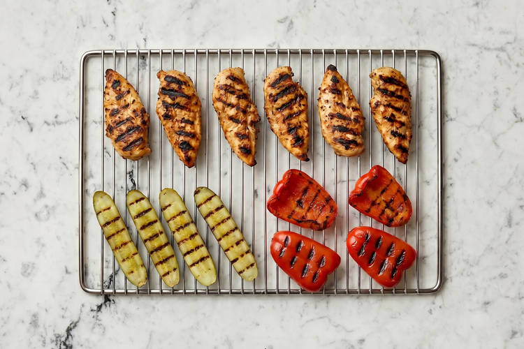 Griller le poulet et les légumes