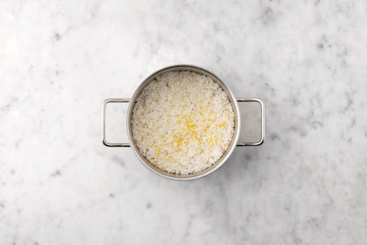 Cook the garlic rice