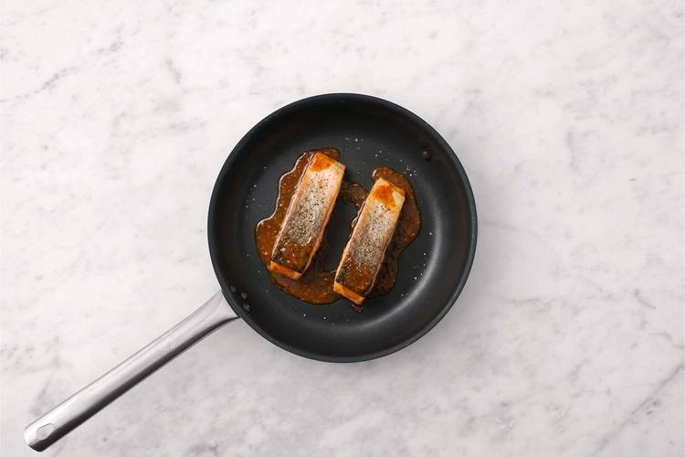 Terminer la sauce au caramel et le saumon