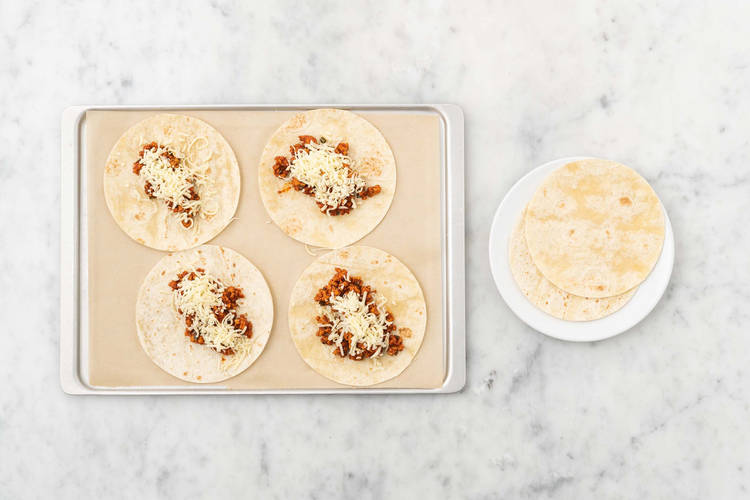 Assembler et cuire les tacos au four