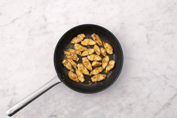 Cuire le poulet et préparer les légumes