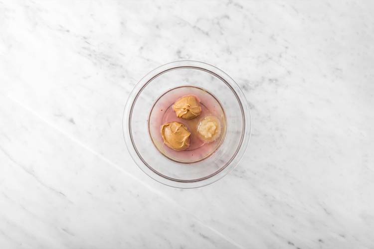 Préparer la vinaigrette aux arachides