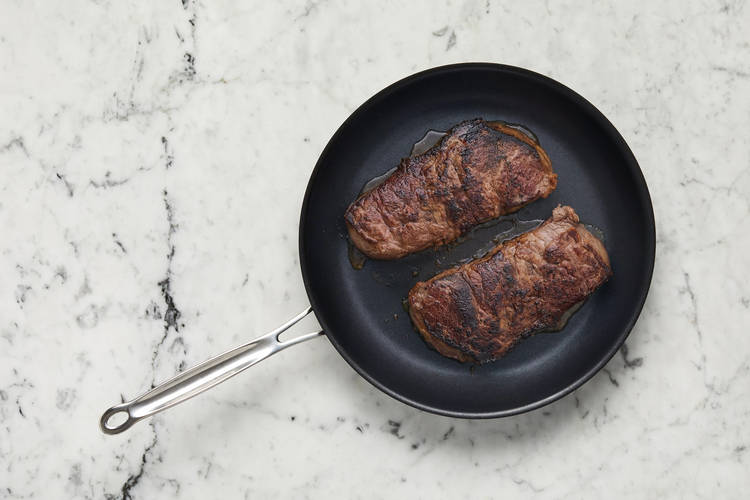 Saisir les steaks