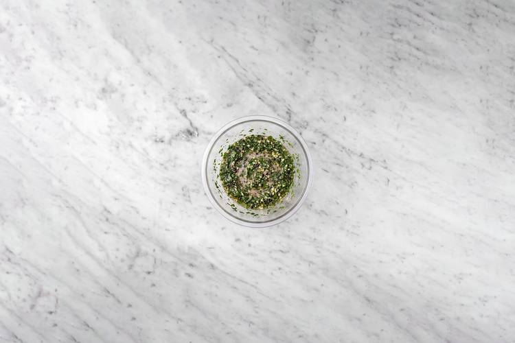 Préparer le chimichurri et assaisonner la salade