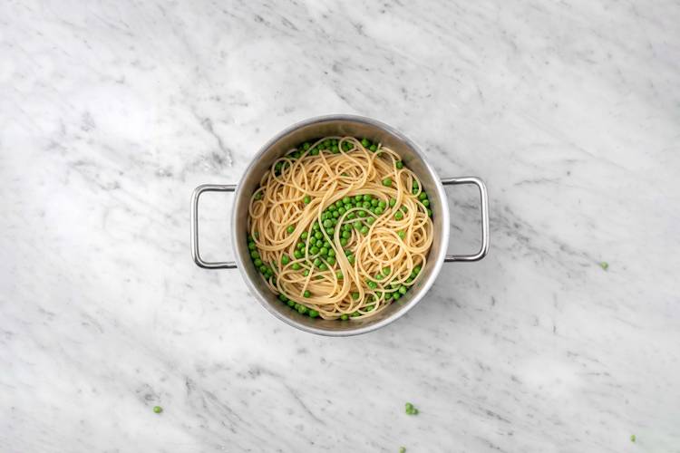 Faire bouillir les spaghettis et les pois