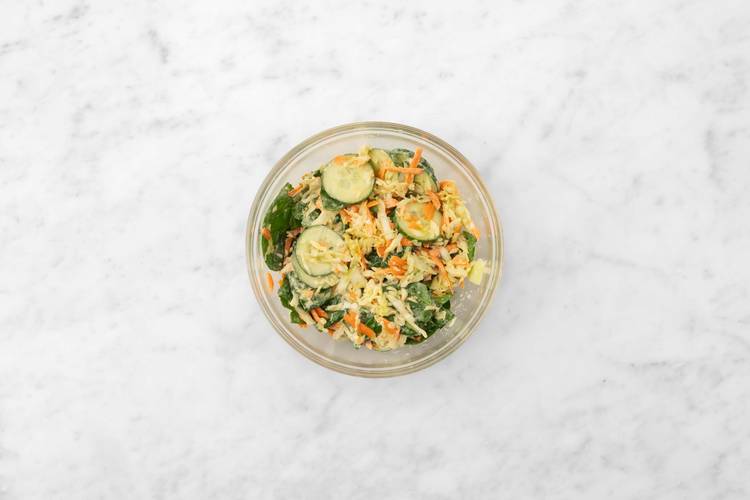 Préparer et assembler la salade de chou