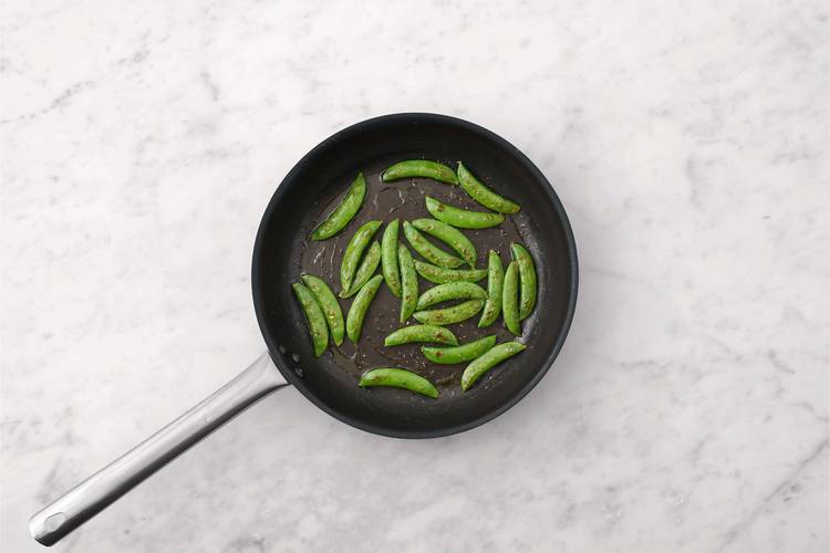 Terminer la purée de patates douces et faire éclater les pois sucrés
