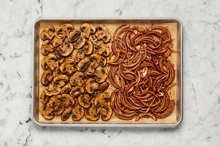 Préparer les champignons et l’oignon