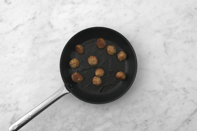 Cook the meatballs 