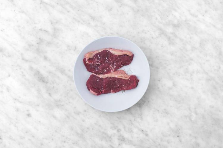 Assaisonner les steaks et rassembler les ingrédients