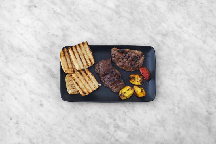 Griller les ciabattas, les pêches et les steaks