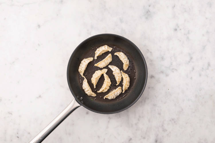 Cook the dumplings 
