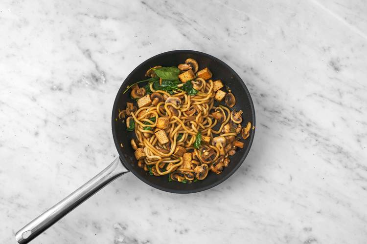 Cuire les légumes et les nouilles udon