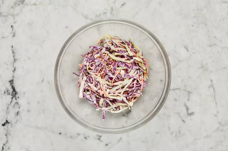 Mélanger la salade de chou et préparer la salsa à l’ananas