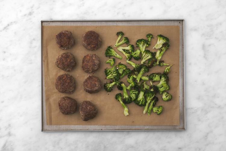 Rôtir le brocoli et les boulettes